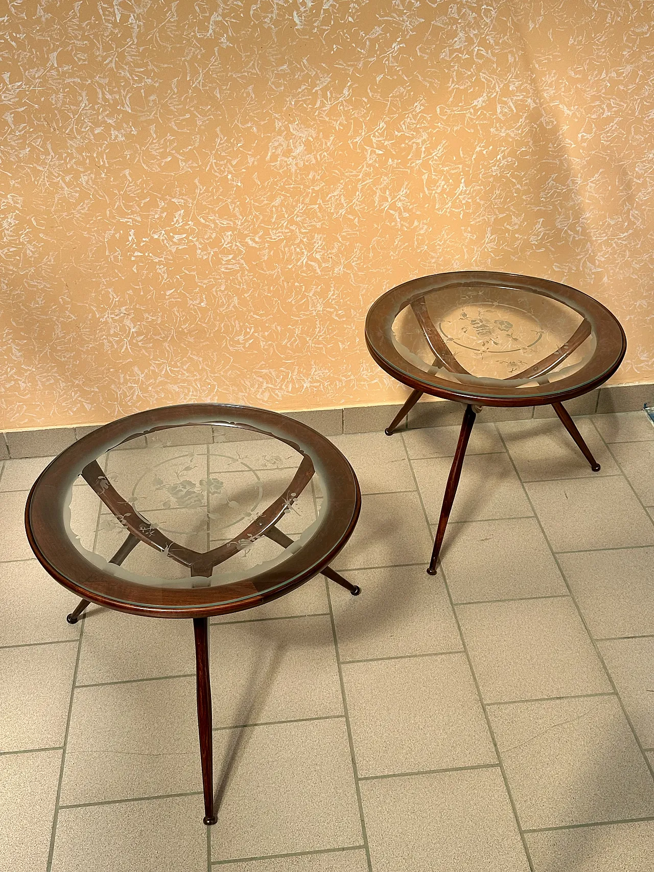 Pair of round "Spider" coffee tables, etched glass top, Italy, 1950s 2