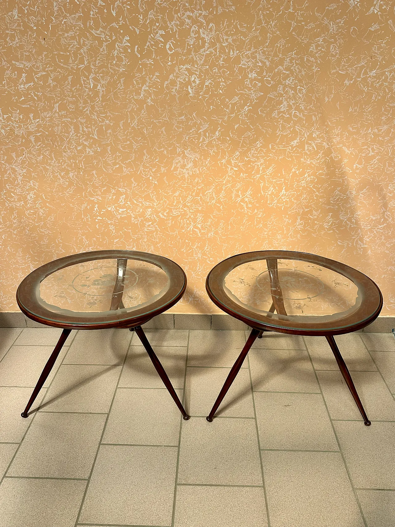 Pair of round "Spider" coffee tables, etched glass top, Italy, 1950s 5