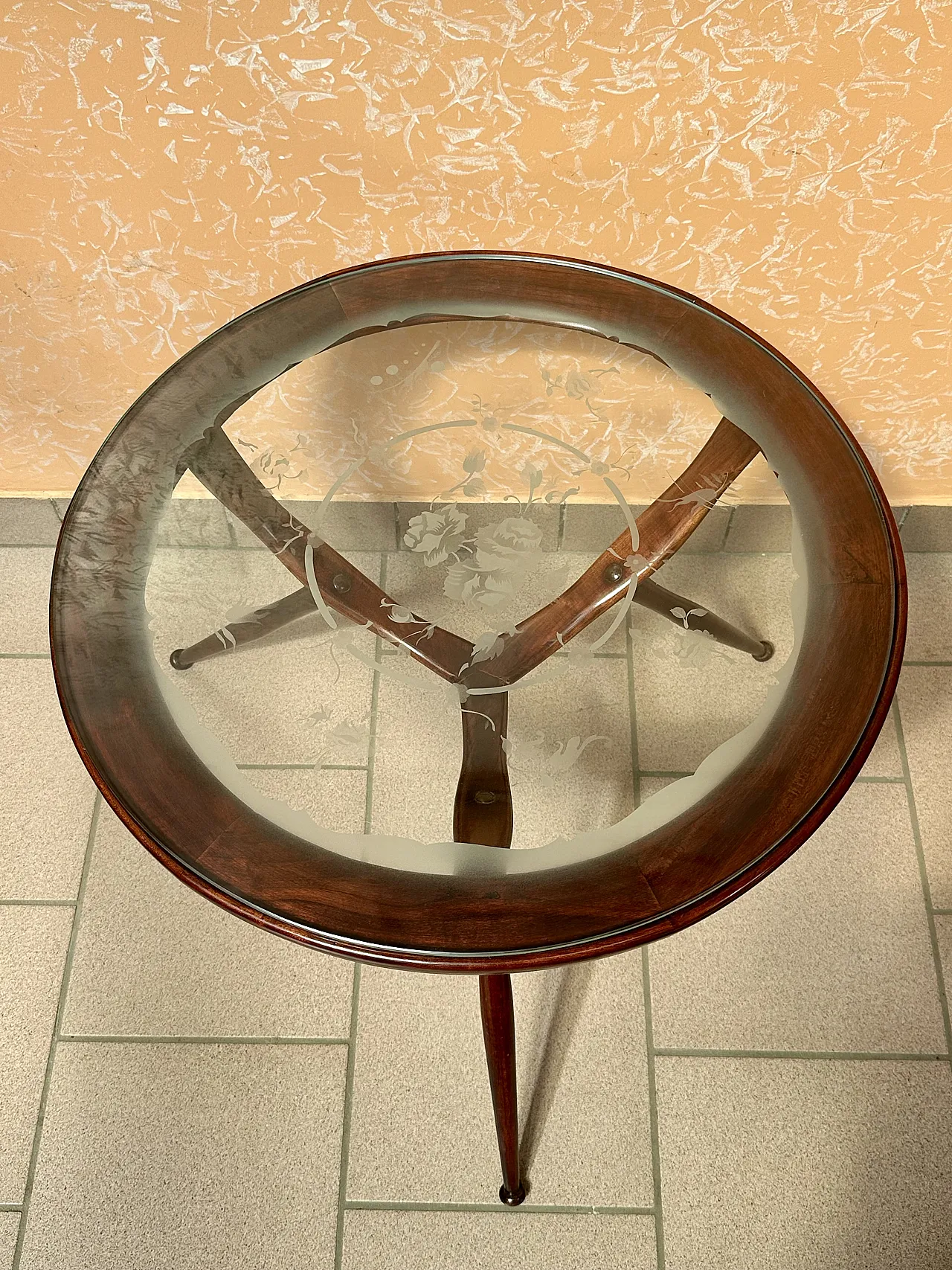 Pair of round "Spider" coffee tables, etched glass top, Italy, 1950s 7