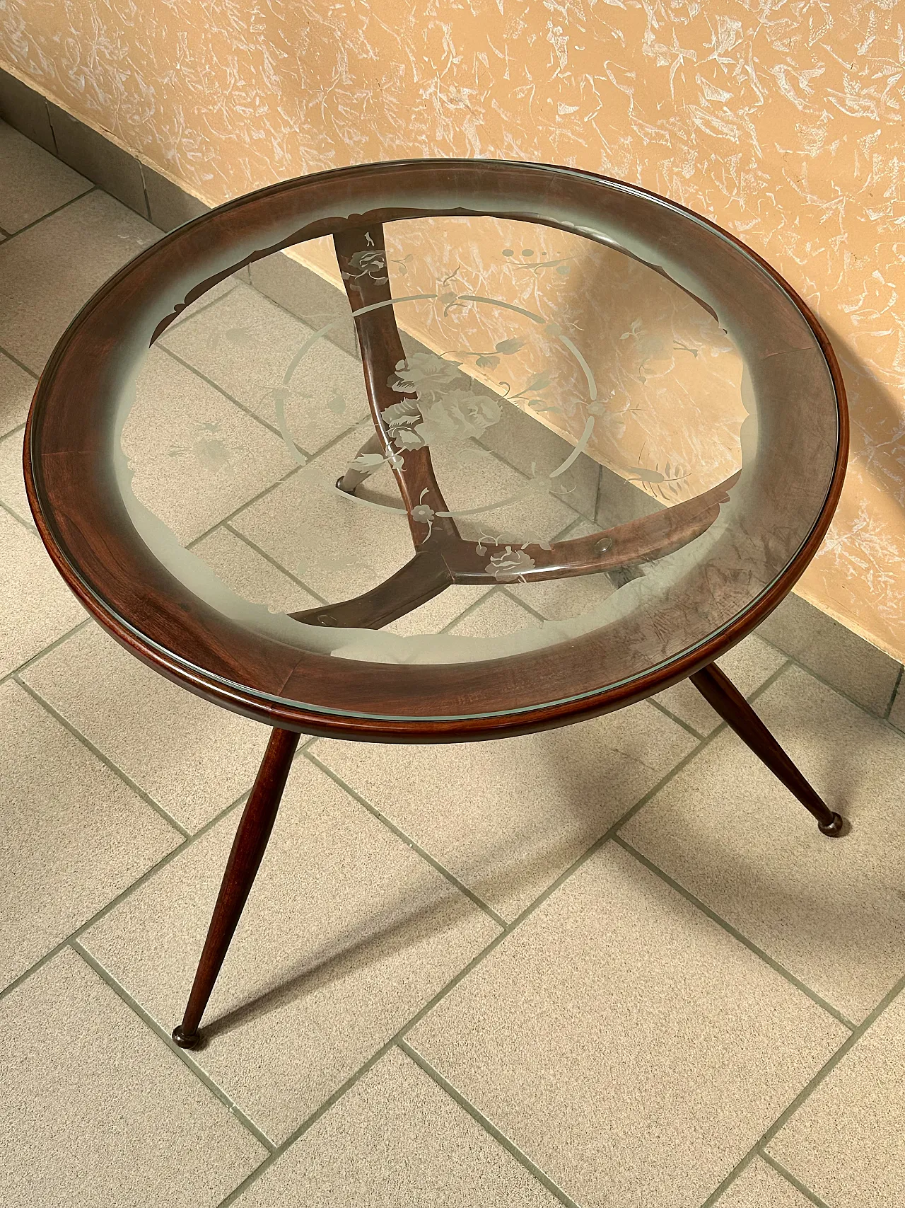 Pair of round "Spider" coffee tables, etched glass top, Italy, 1950s 8