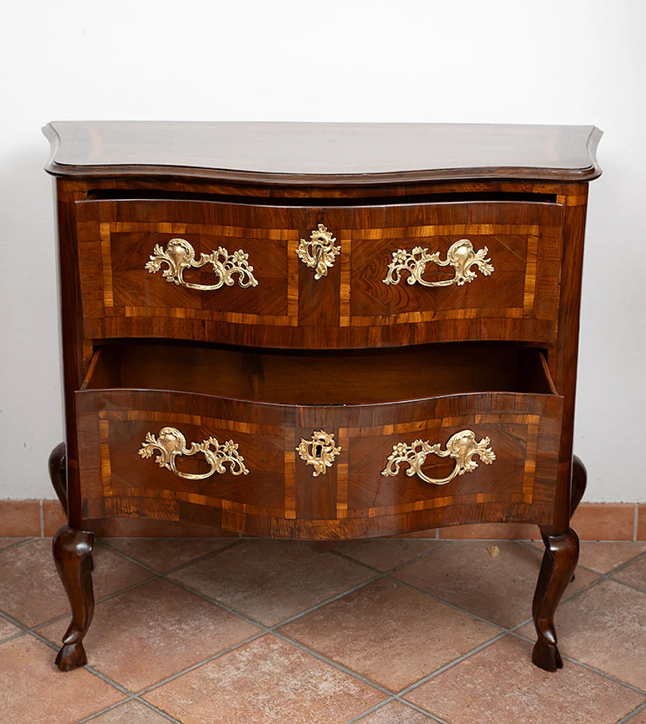 Louis XIV Sicilian chest of drawers in walnut burl, 18th century 2
