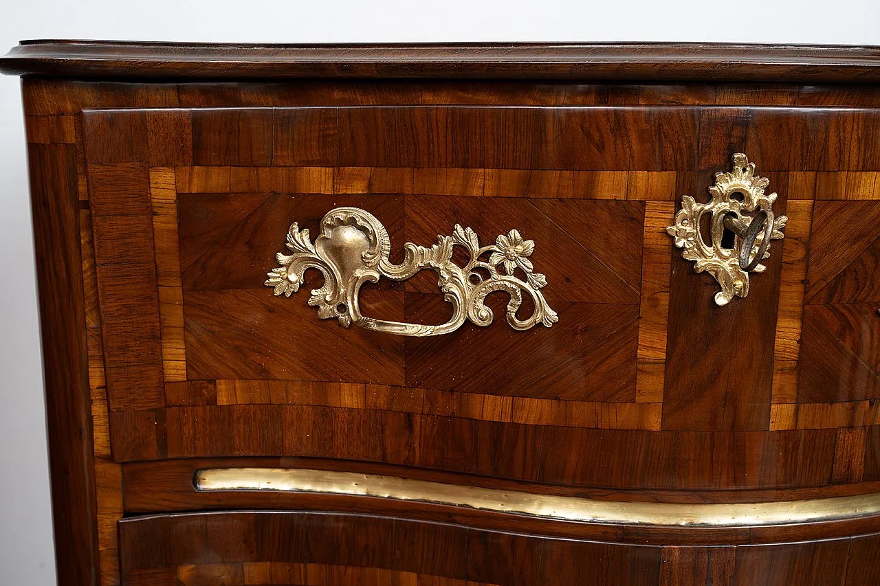 Louis XIV Sicilian chest of drawers in walnut burl, 18th century 4