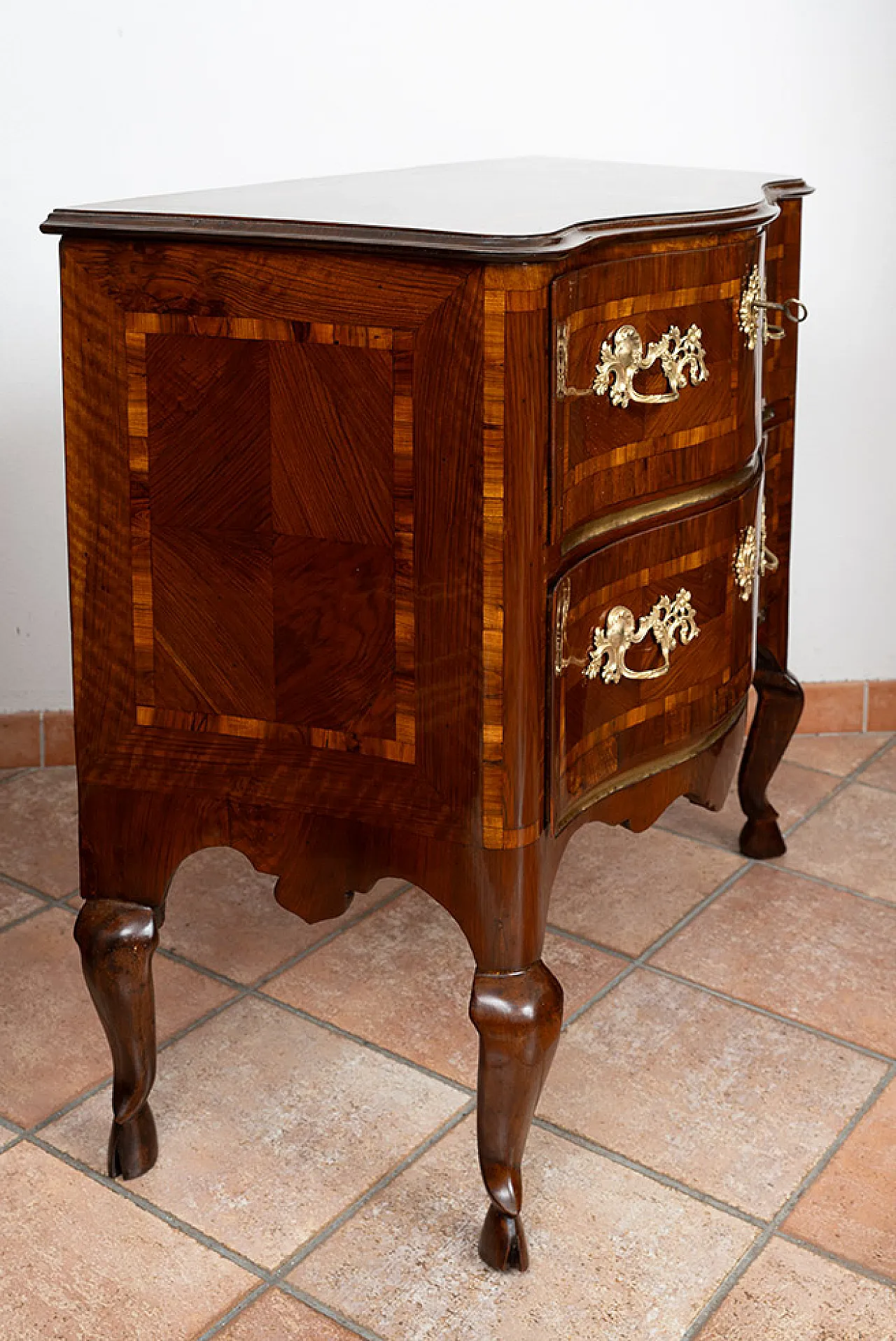 Louis XIV Sicilian chest of drawers in walnut burl, 18th century 6