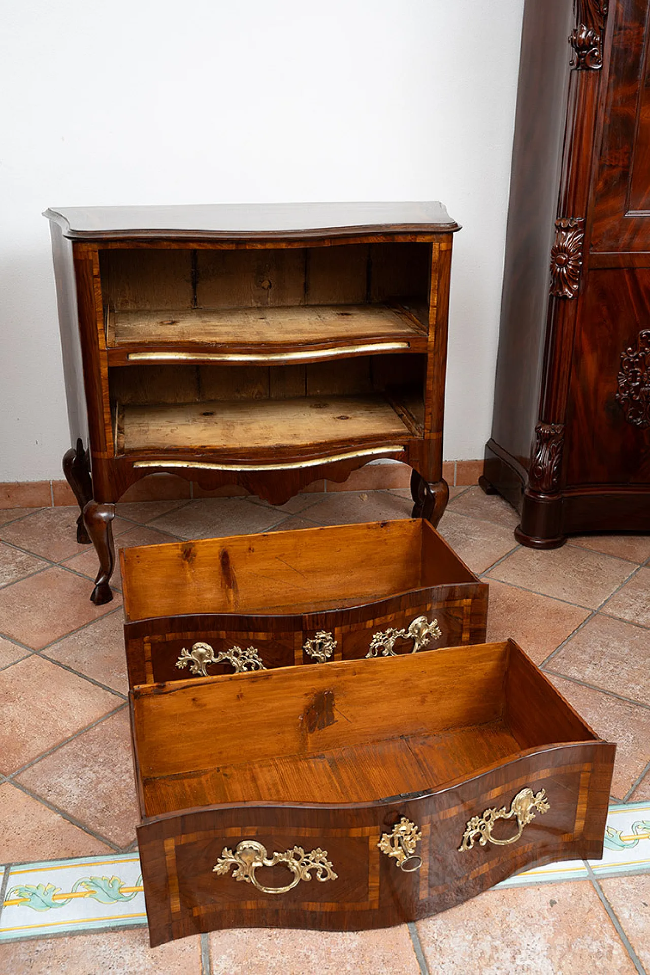 Louis XIV Sicilian chest of drawers in walnut burl, 18th century 7
