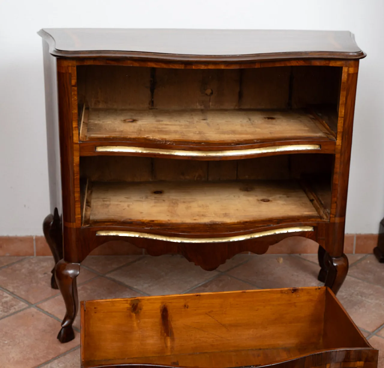Louis XIV Sicilian chest of drawers in walnut burl, 18th century 8