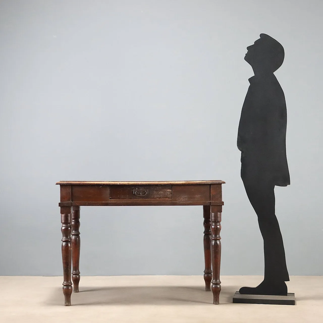 Walnut writing desk with turned legs, 19th century 3