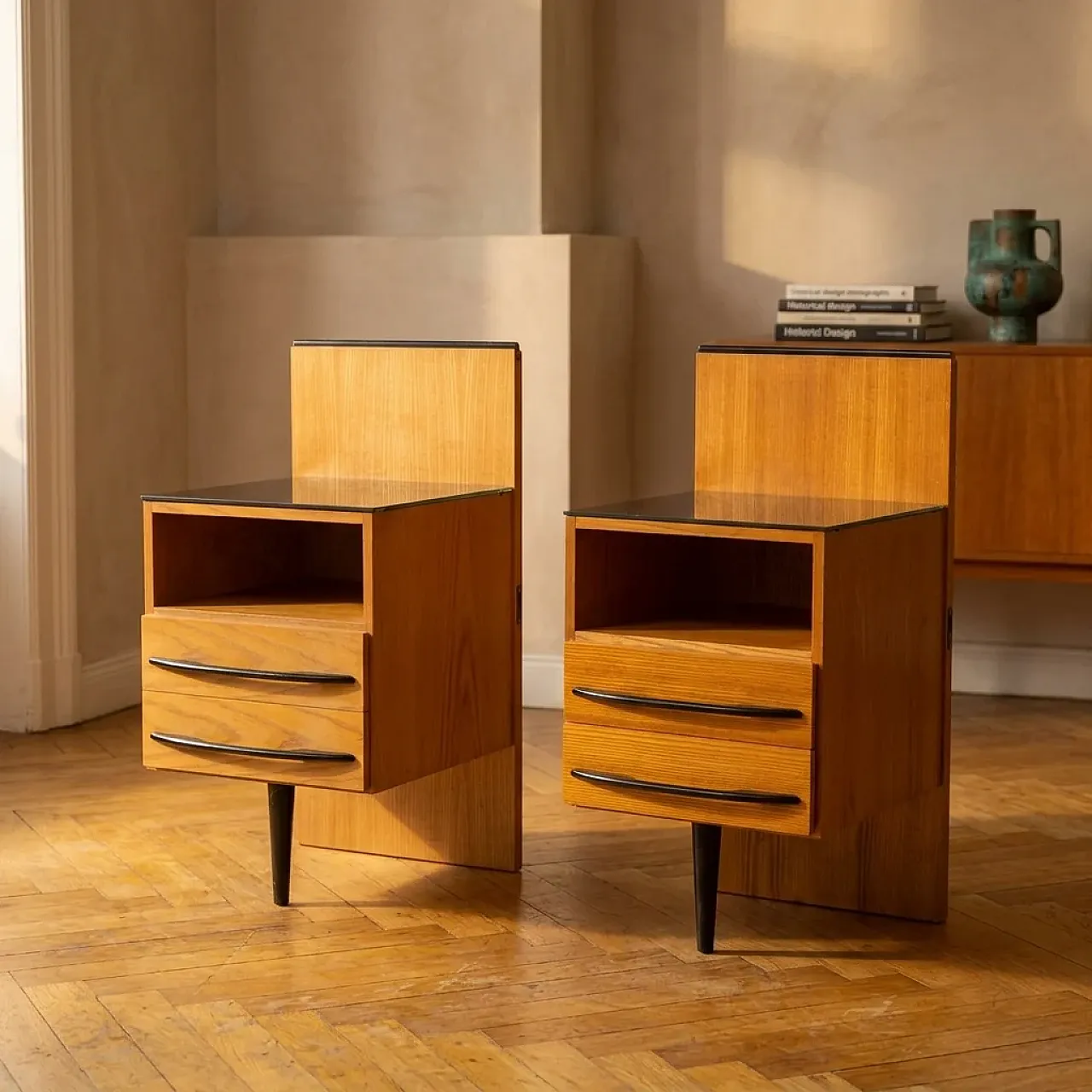 Coppia di comodini di Mojmir Požar in legno e vetro, anni '60 1
