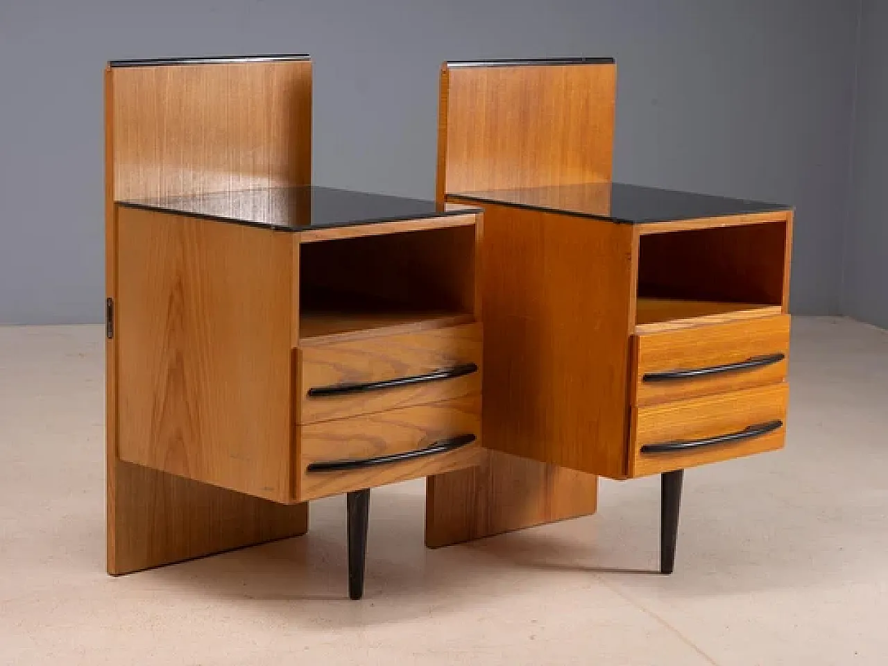 Coppia di comodini di Mojmir Požar in legno e vetro, anni '60 2