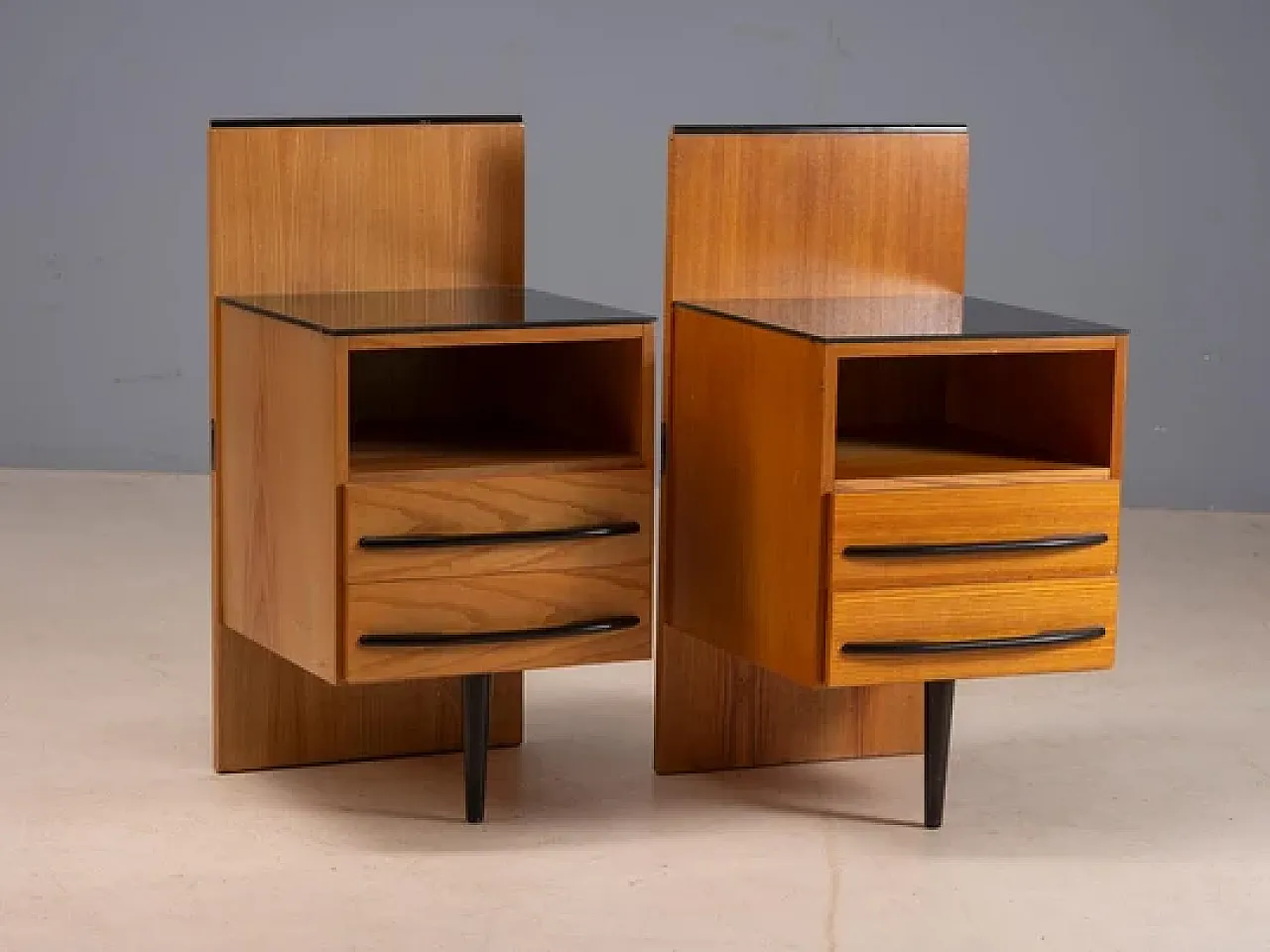Coppia di comodini di Mojmir Požar in legno e vetro, anni '60 4