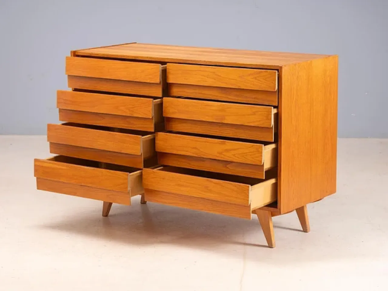 Cassettiera in rovere U-453 di Jiří Jiroutek, anni '60 6