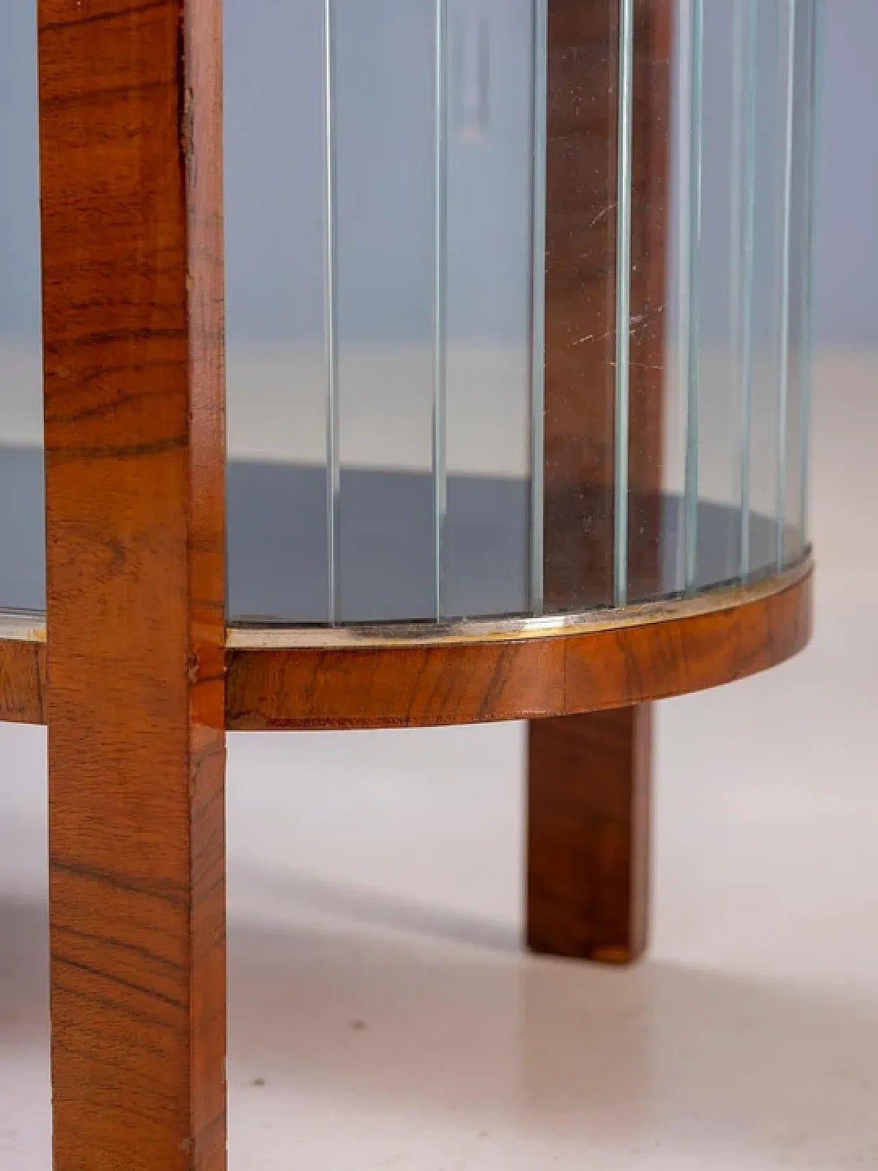 Vetrina con cornice curva in legno e porte in vetro, metà '900 4