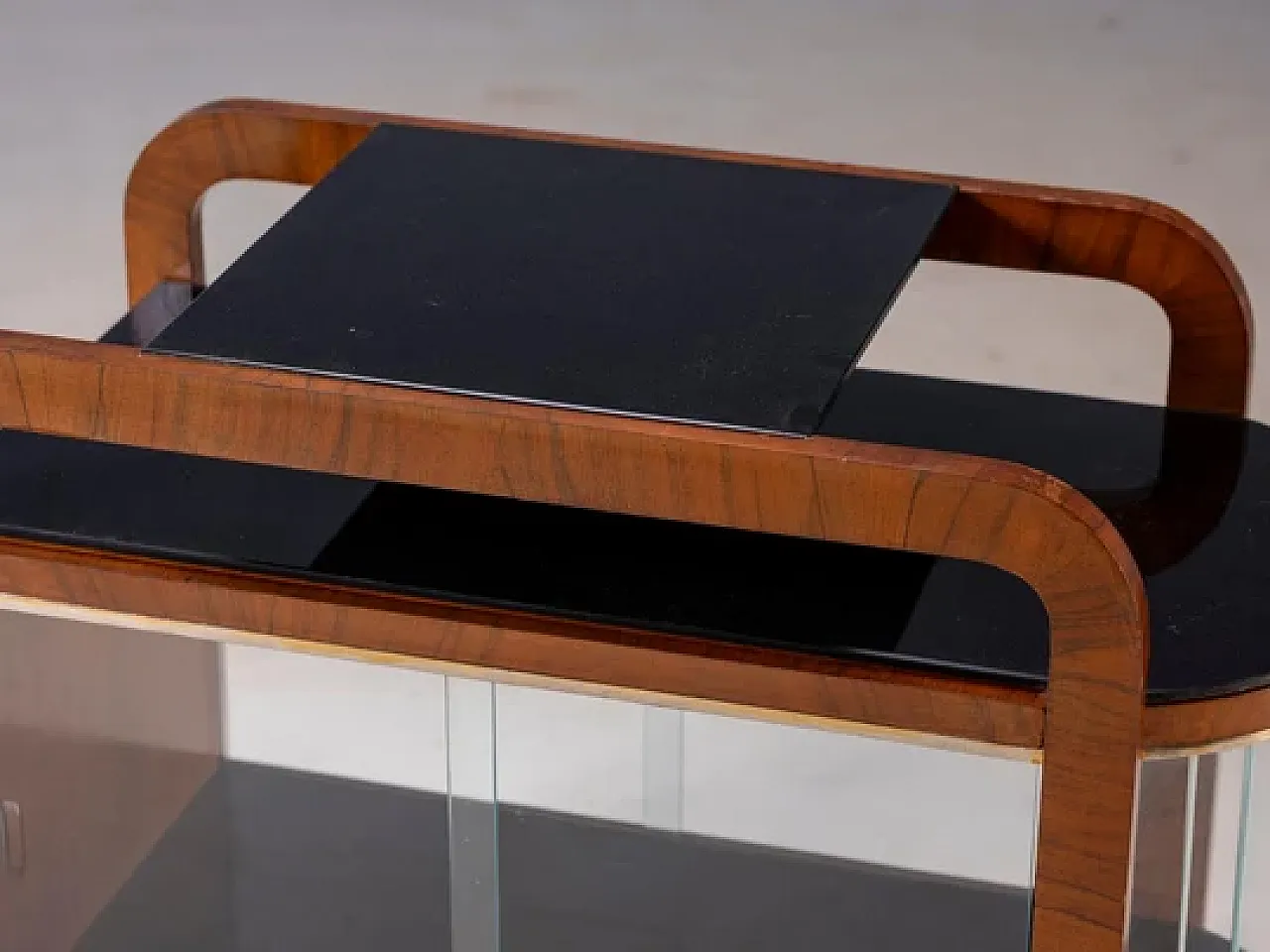 Vetrina con cornice curva in legno e porte in vetro, metà '900 5