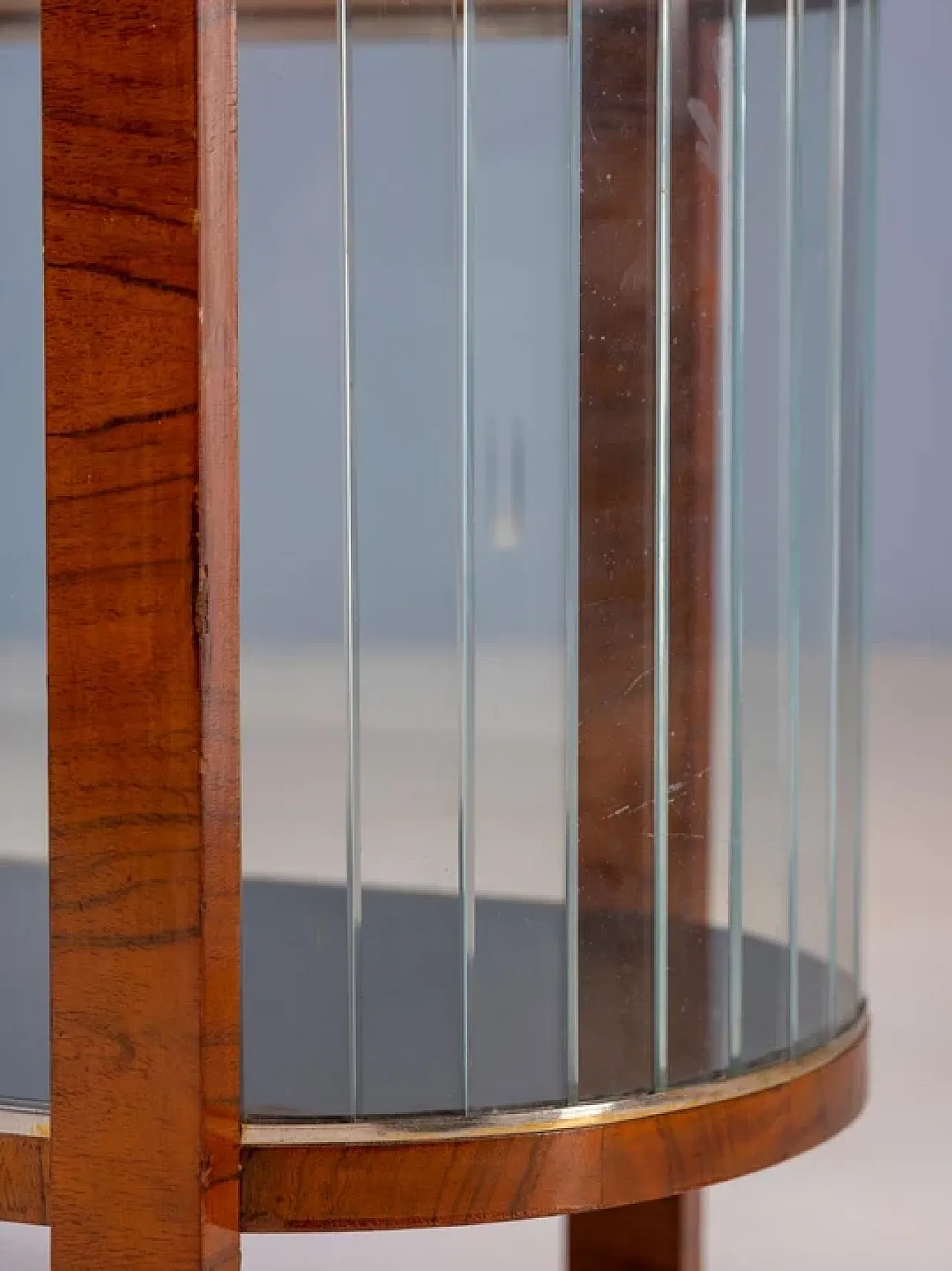 Vetrina con cornice curva in legno e porte in vetro, metà '900 6