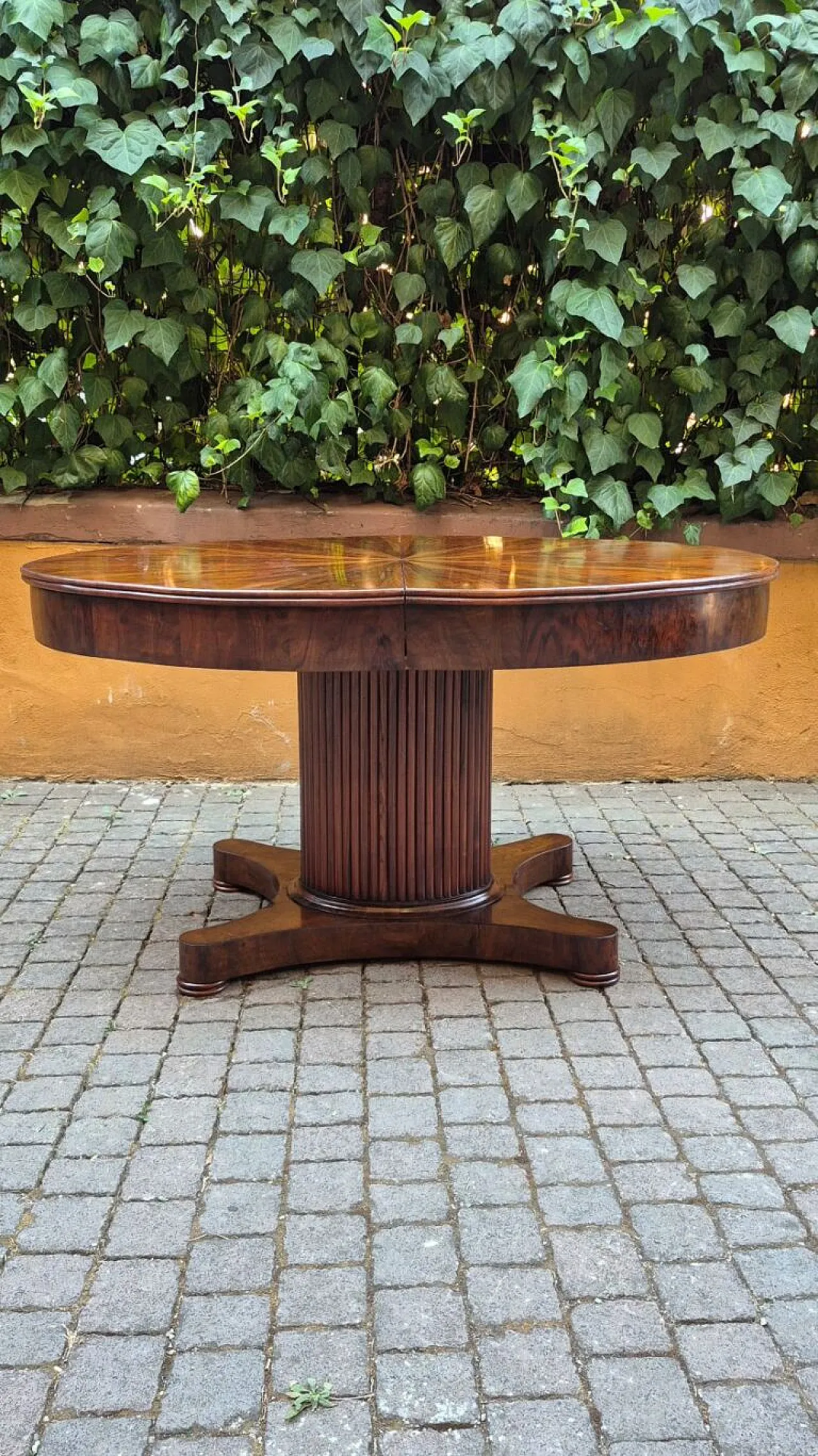 Empire oval table veneered in walnut, early 19th century 1