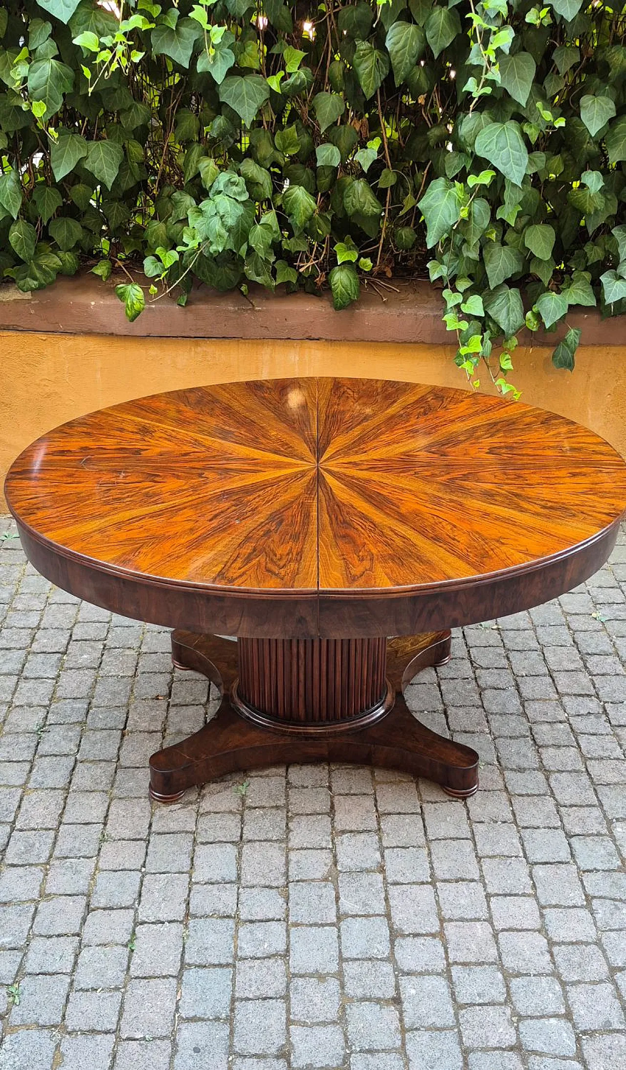 Empire oval table veneered in walnut, early 19th century 2