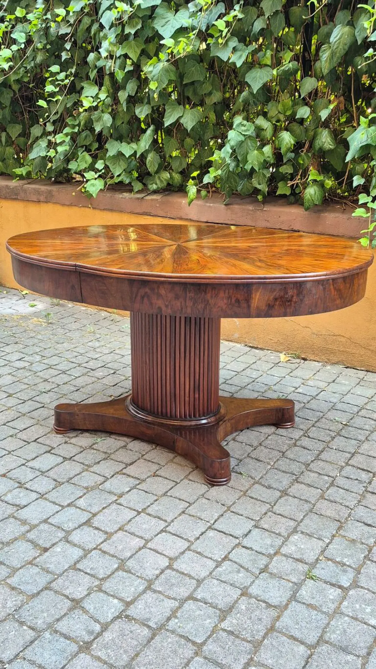 Empire oval table veneered in walnut, early 19th century 3