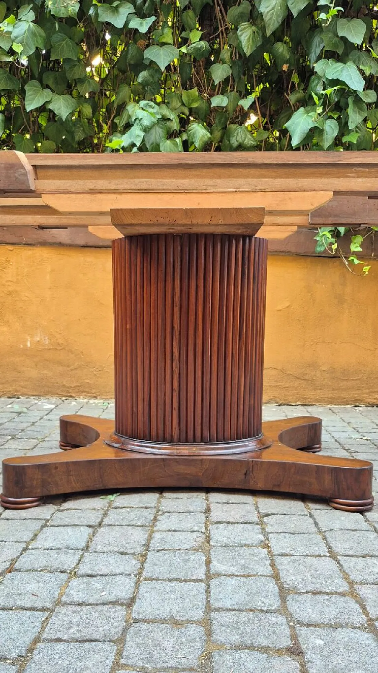 Empire oval table veneered in walnut, early 19th century 6