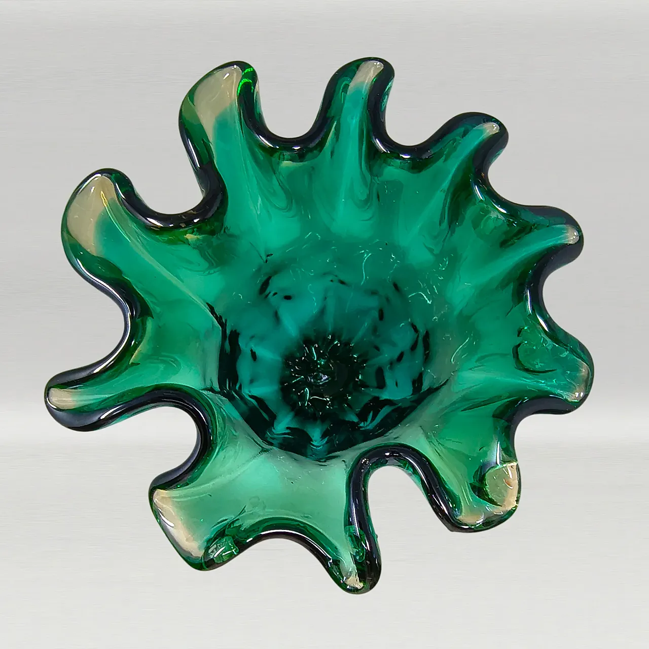 Michielotto emerald green Fazzoletto Murano glass vase, 1970s 7