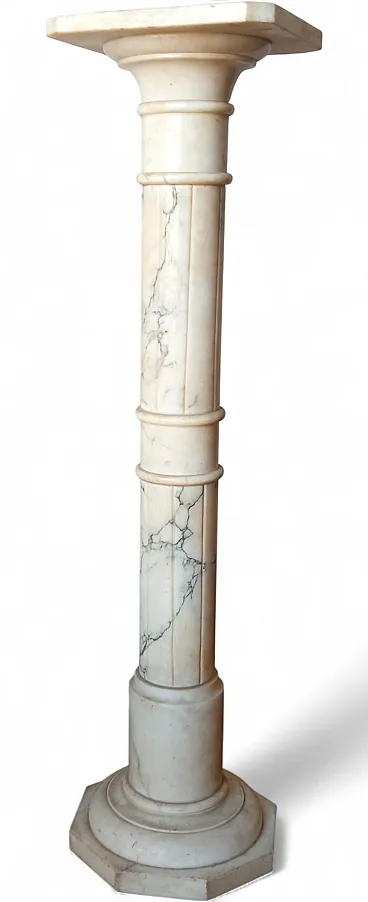 Colonna con piedistallo
