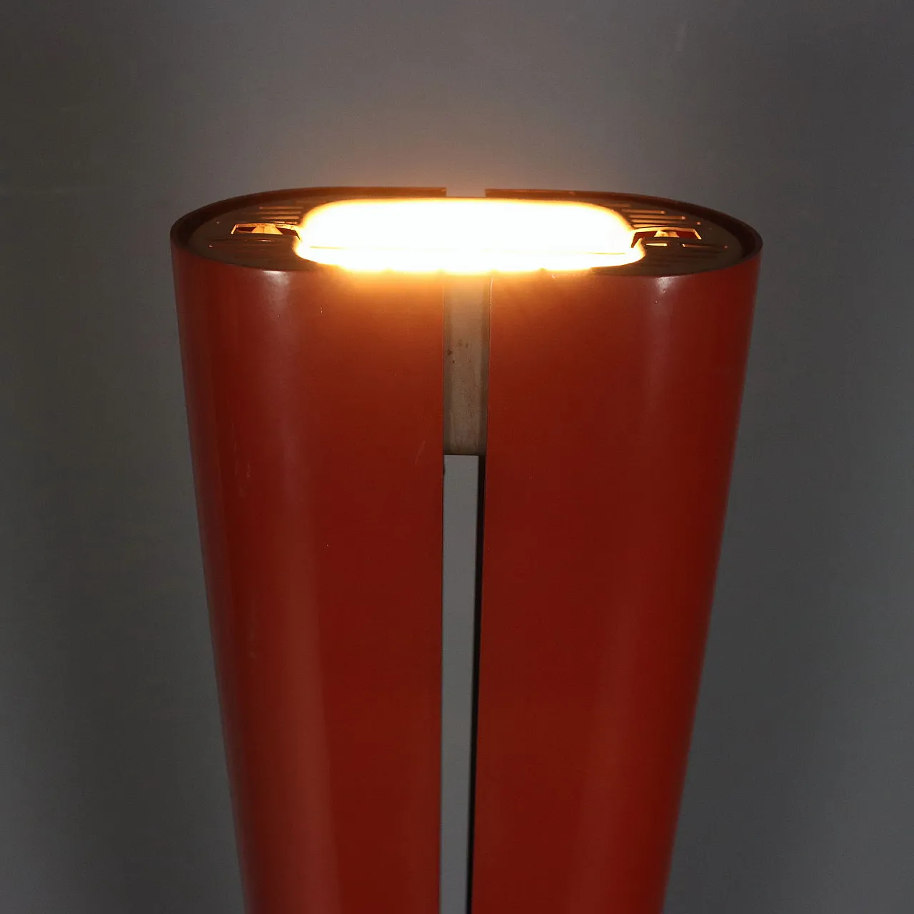 Lampada Megaron rossa di Artemide, '900 4