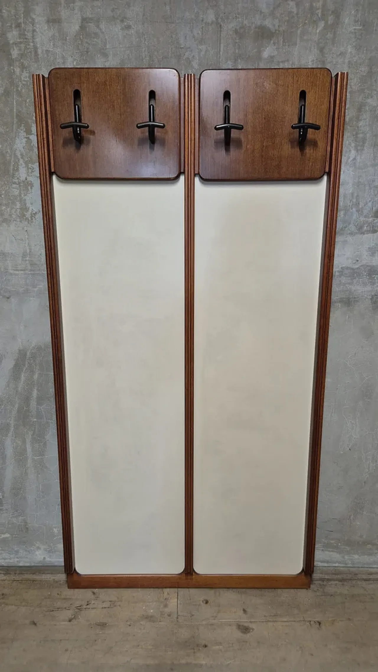 Appendiabiti a parete, pannelli in legno e crema, metà '900 4
