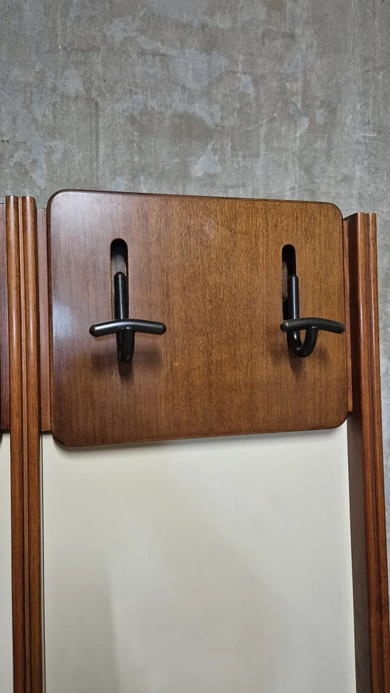 Appendiabiti a parete, pannelli in legno e crema, metà '900 5
