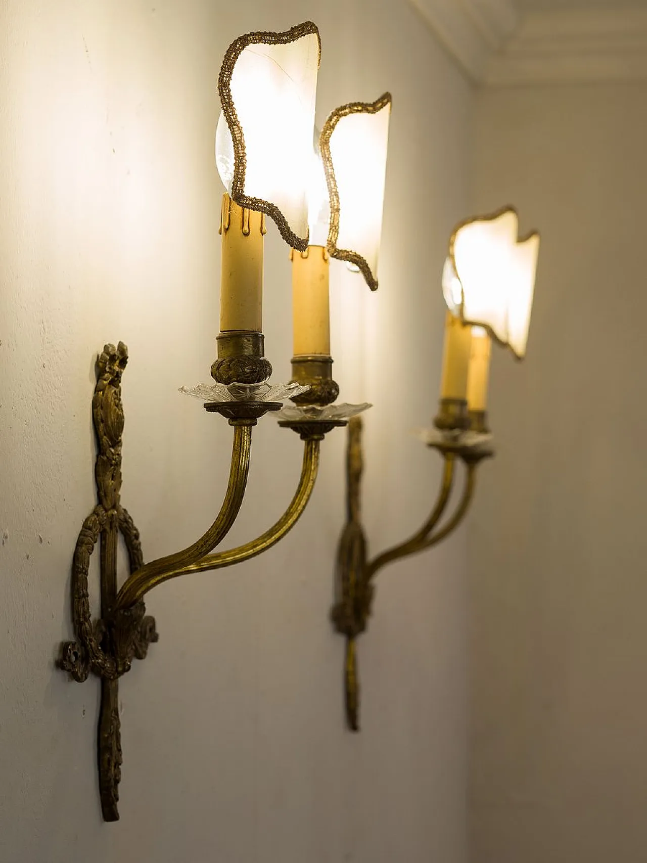 Pair of Empire-style wall lamps in hand-chiseled brass, 1920s 1