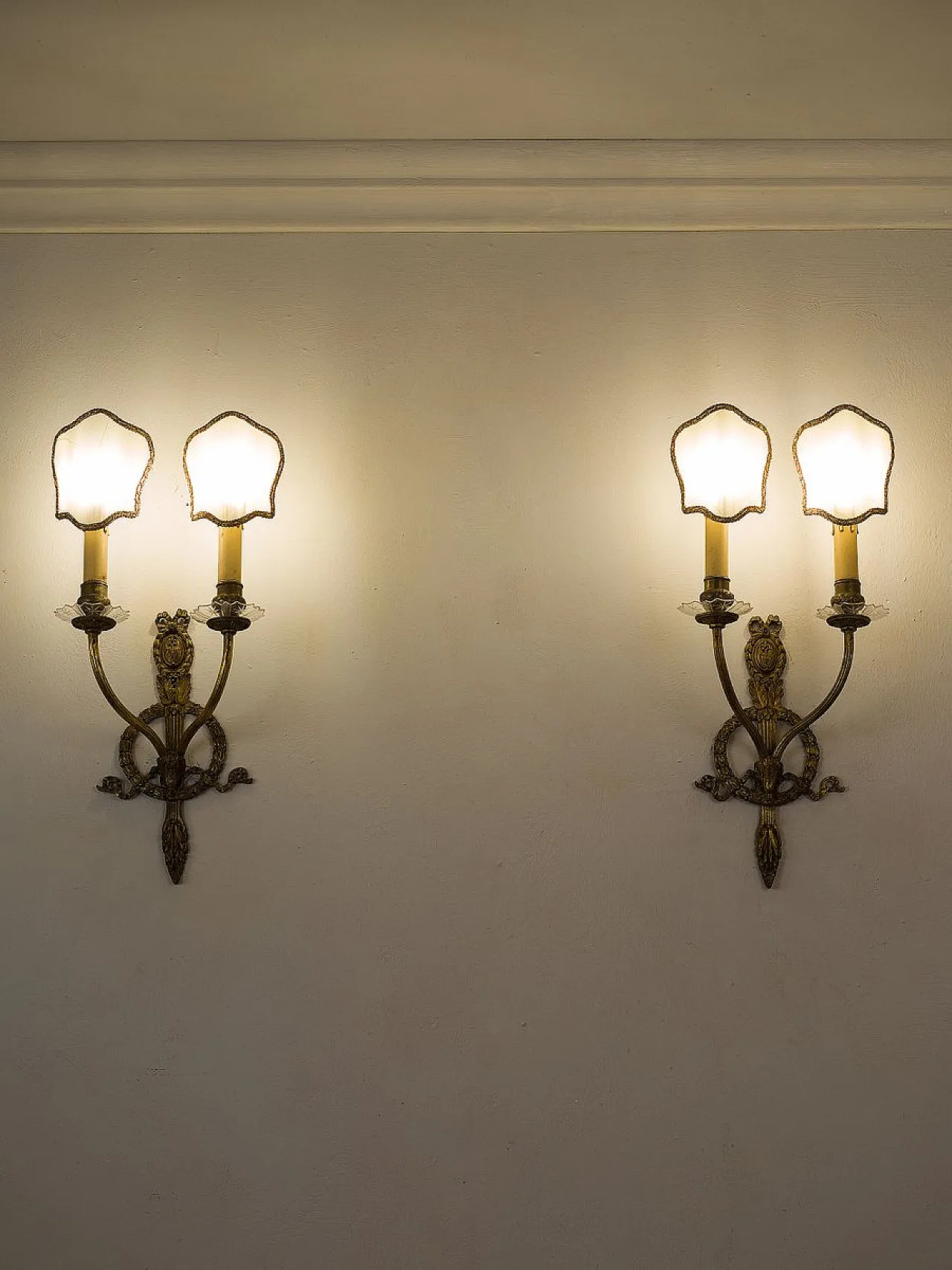 Pair of Empire-style wall lamps in hand-chiseled brass, 1920s 2