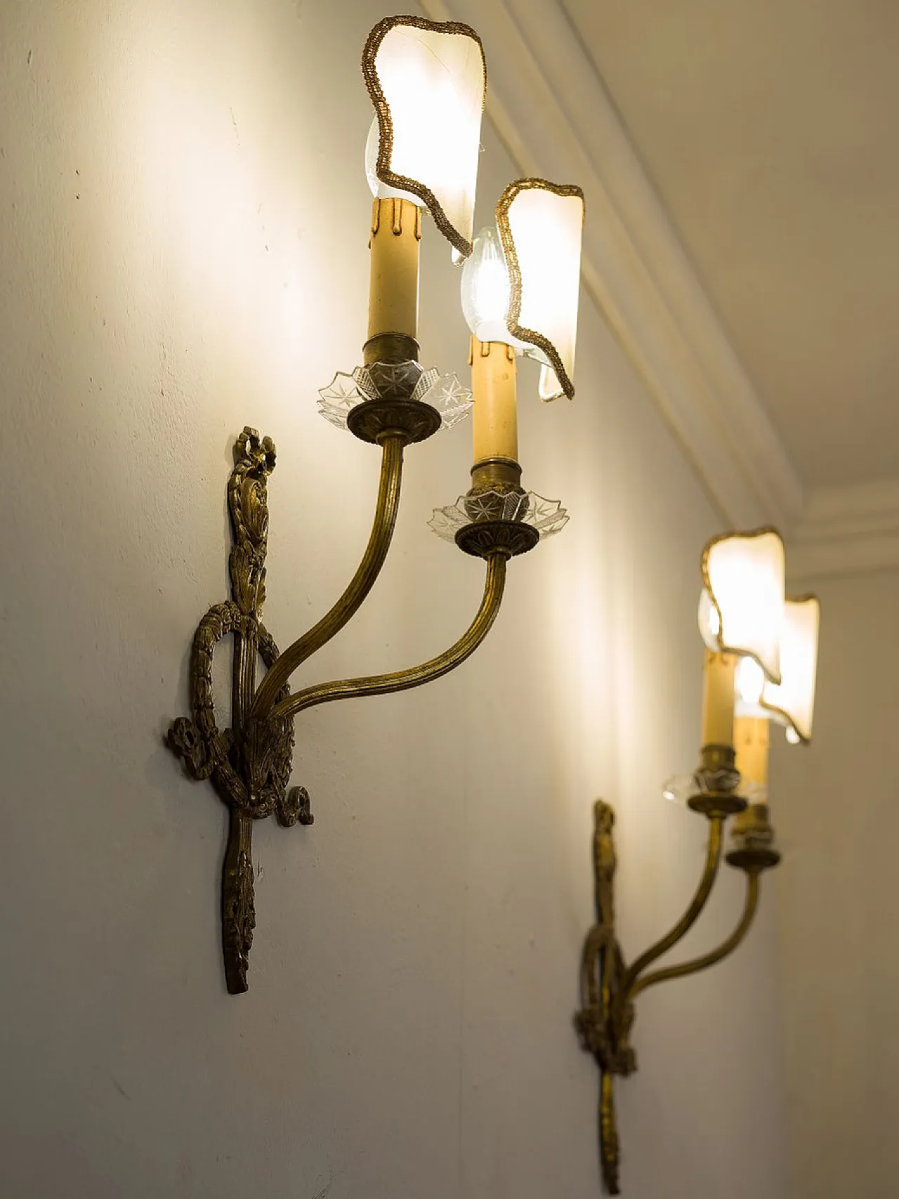 Pair of Empire-style wall lamps in hand-chiseled brass, 1920s 3