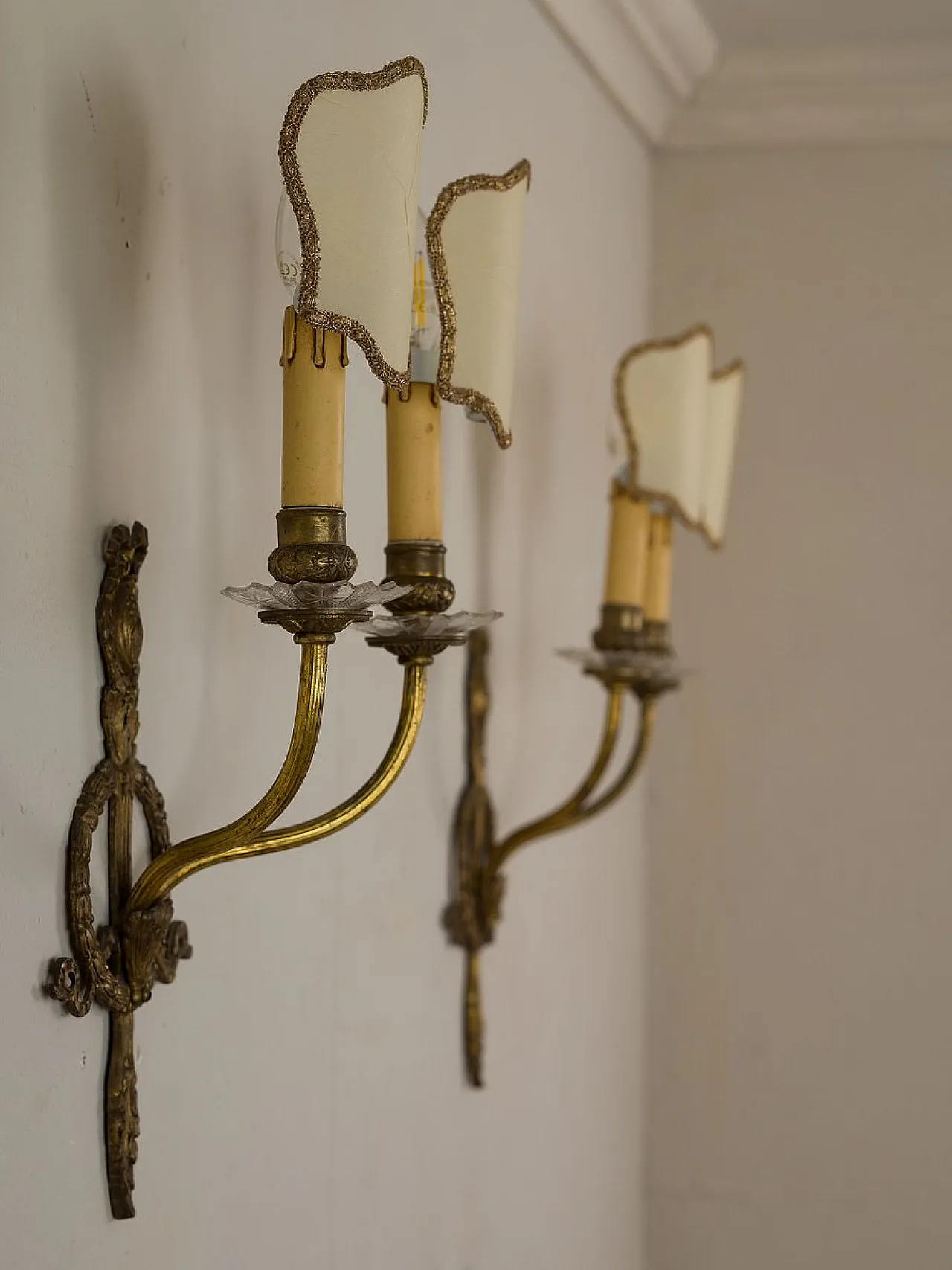 Pair of Empire-style wall lamps in hand-chiseled brass, 1920s 4