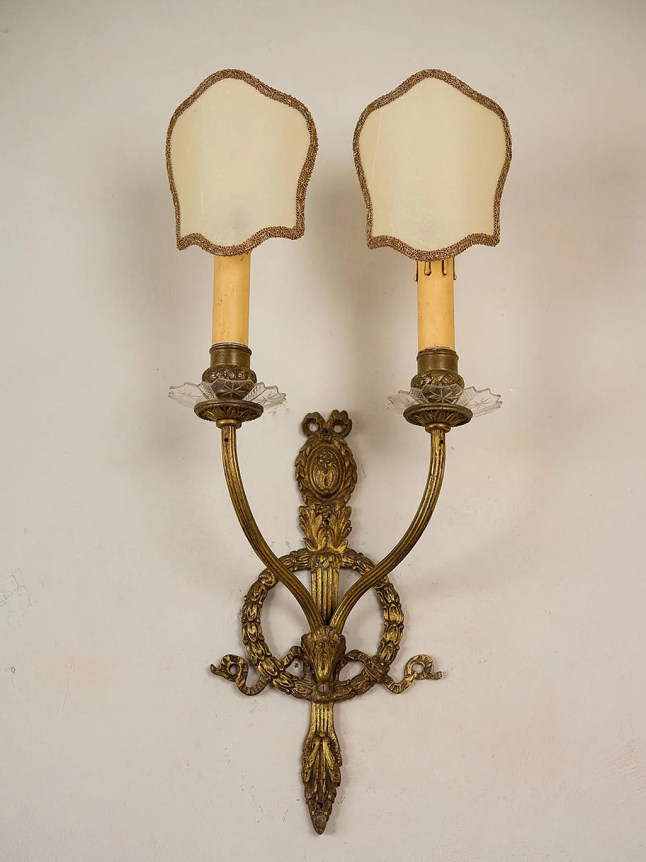 Pair of Empire-style wall lamps in hand-chiseled brass, 1920s 5