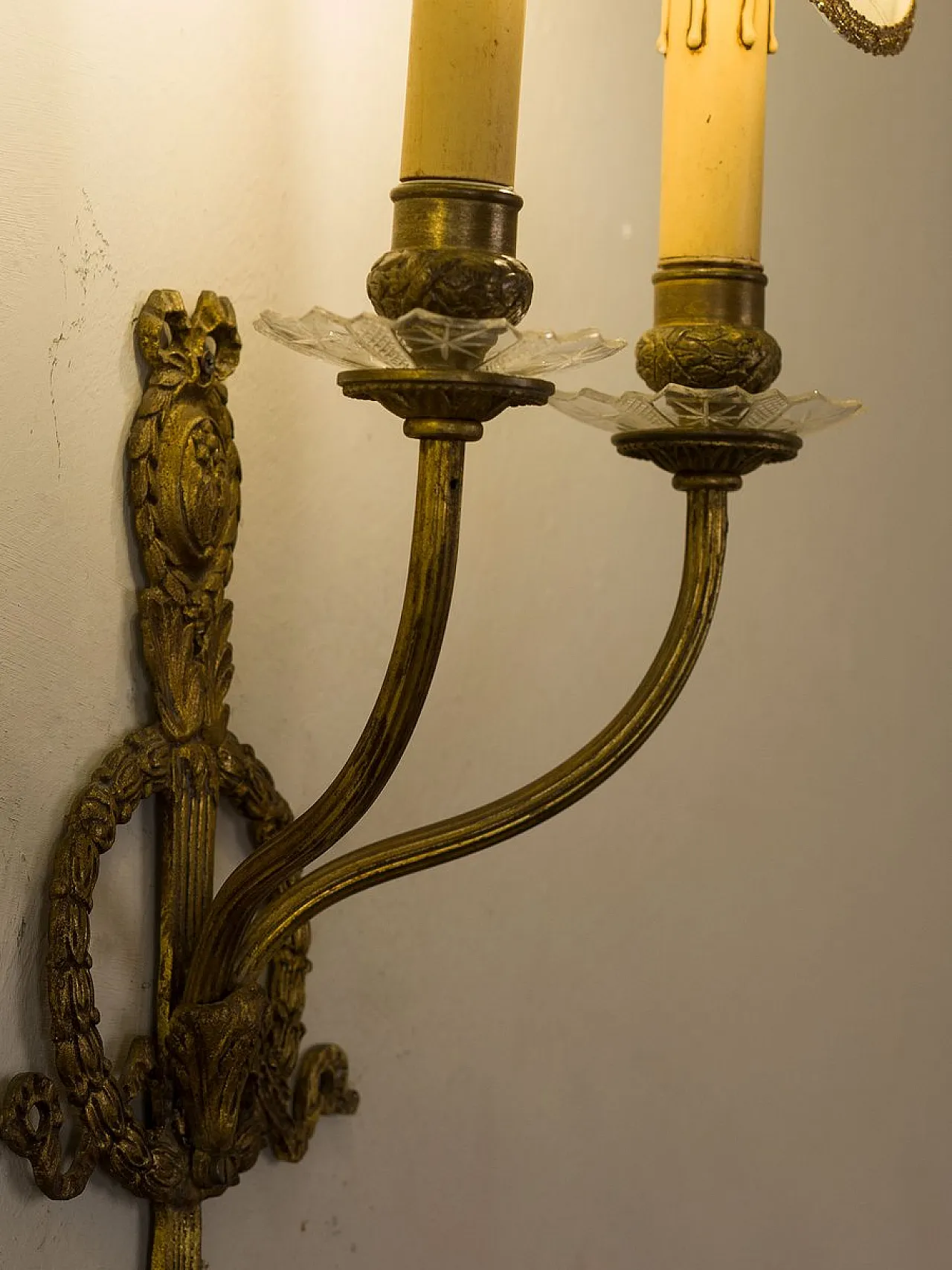 Pair of Empire-style wall lamps in hand-chiseled brass, 1920s 7