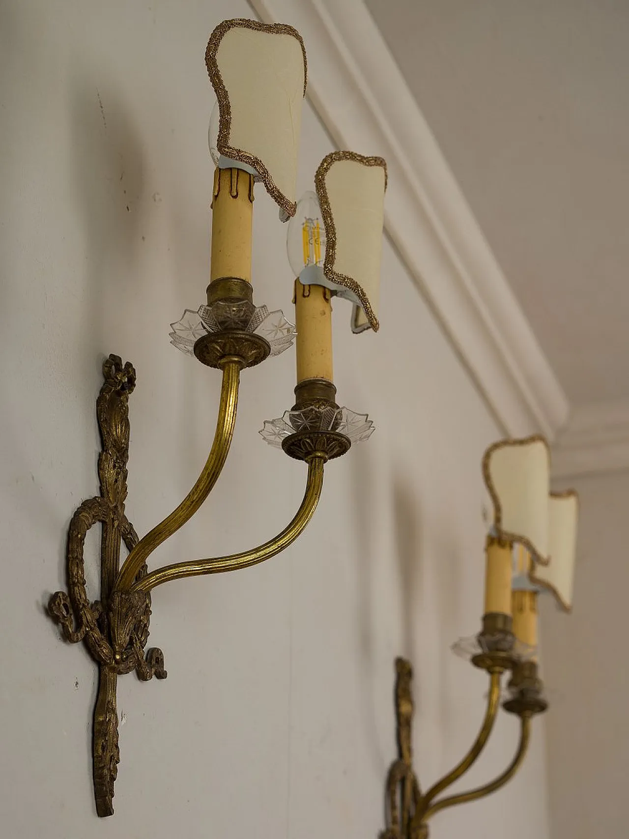 Pair of Empire-style wall lamps in hand-chiseled brass, 1920s 8