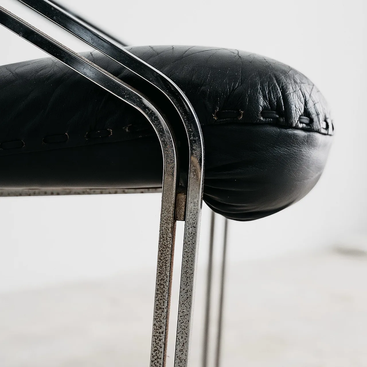 4 Armchairs by Mobil Girgi  in Steel and Leather, 1950s 10