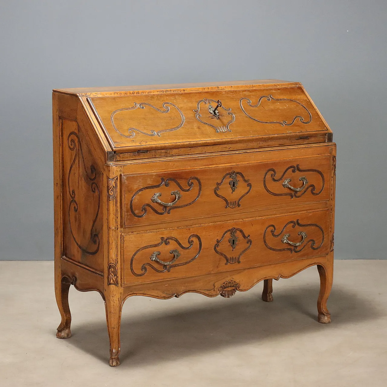 Walnut drop-leaf cabinet, 18th century 1