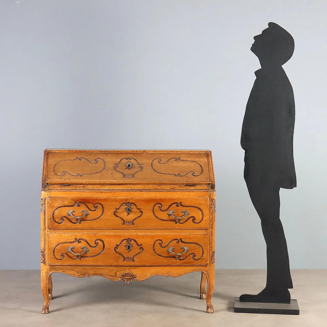 Walnut drop-leaf cabinet, 18th century 2