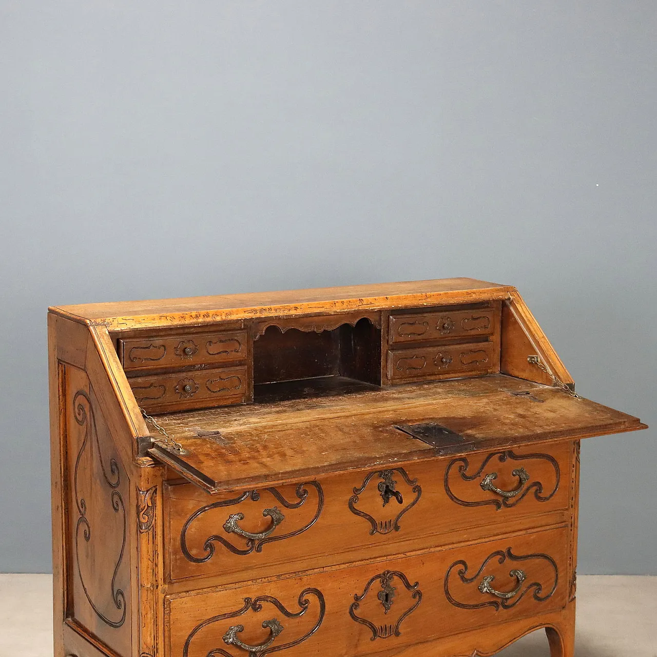 Walnut drop-leaf cabinet, 18th century 3