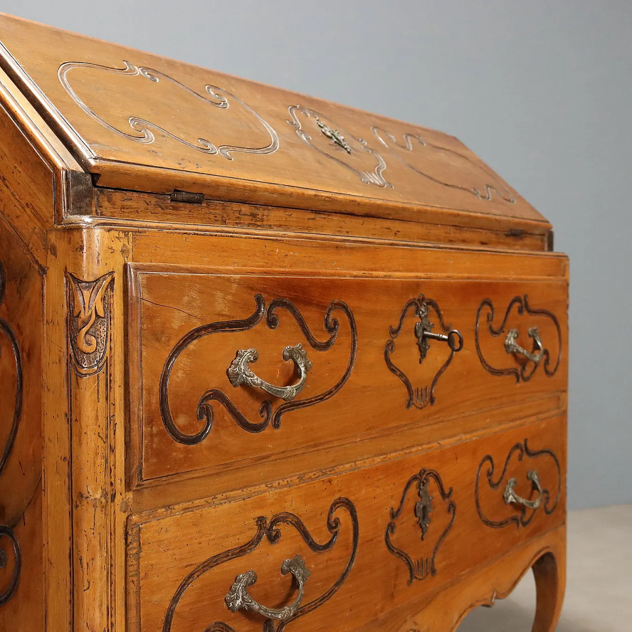 Walnut drop-leaf cabinet, 18th century 4