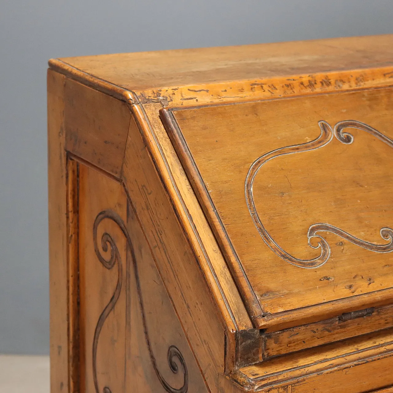 Walnut drop-leaf cabinet, 18th century 5