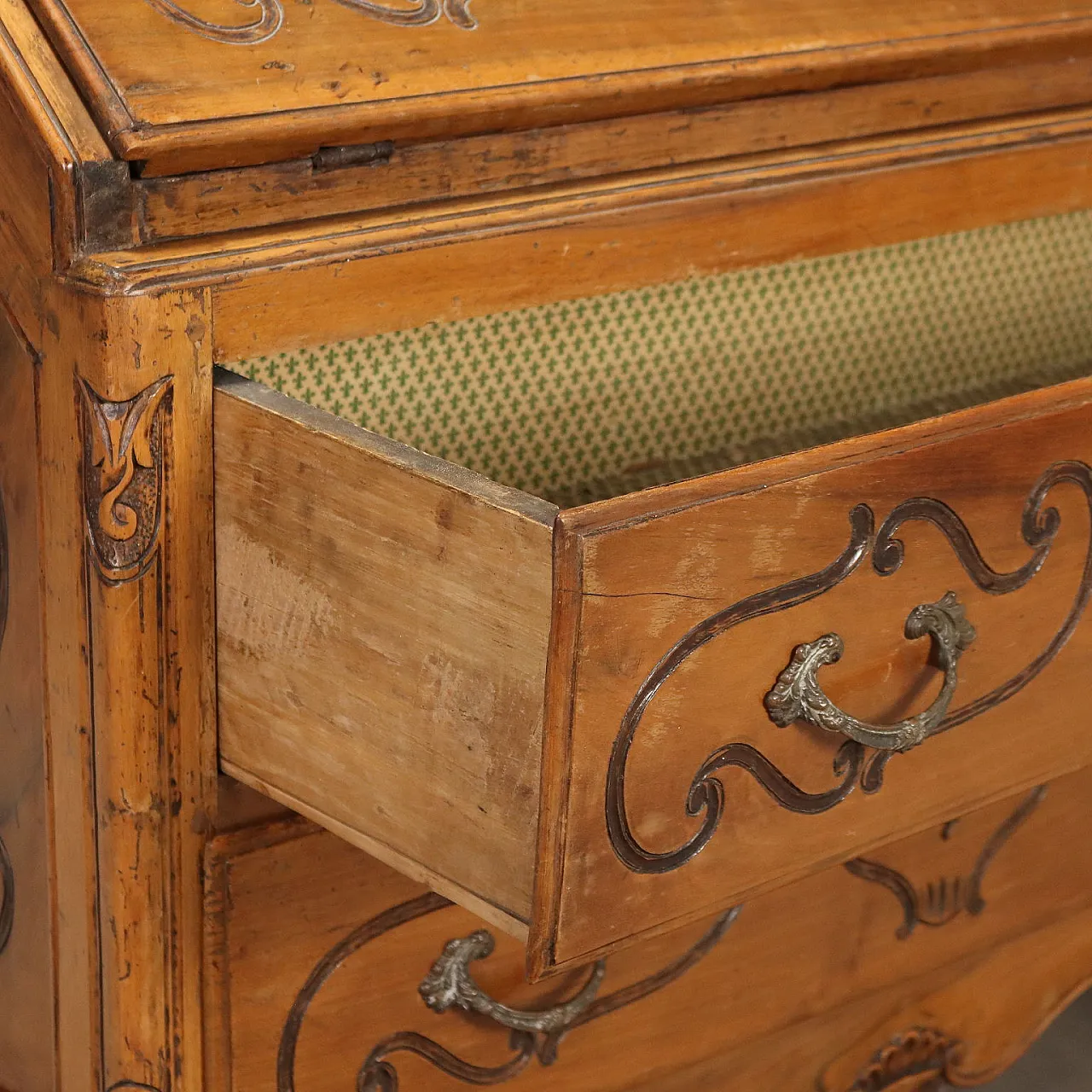 Walnut drop-leaf cabinet, 18th century 6