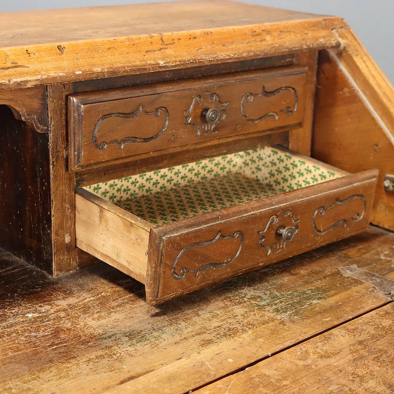 Walnut drop-leaf cabinet, 18th century 7