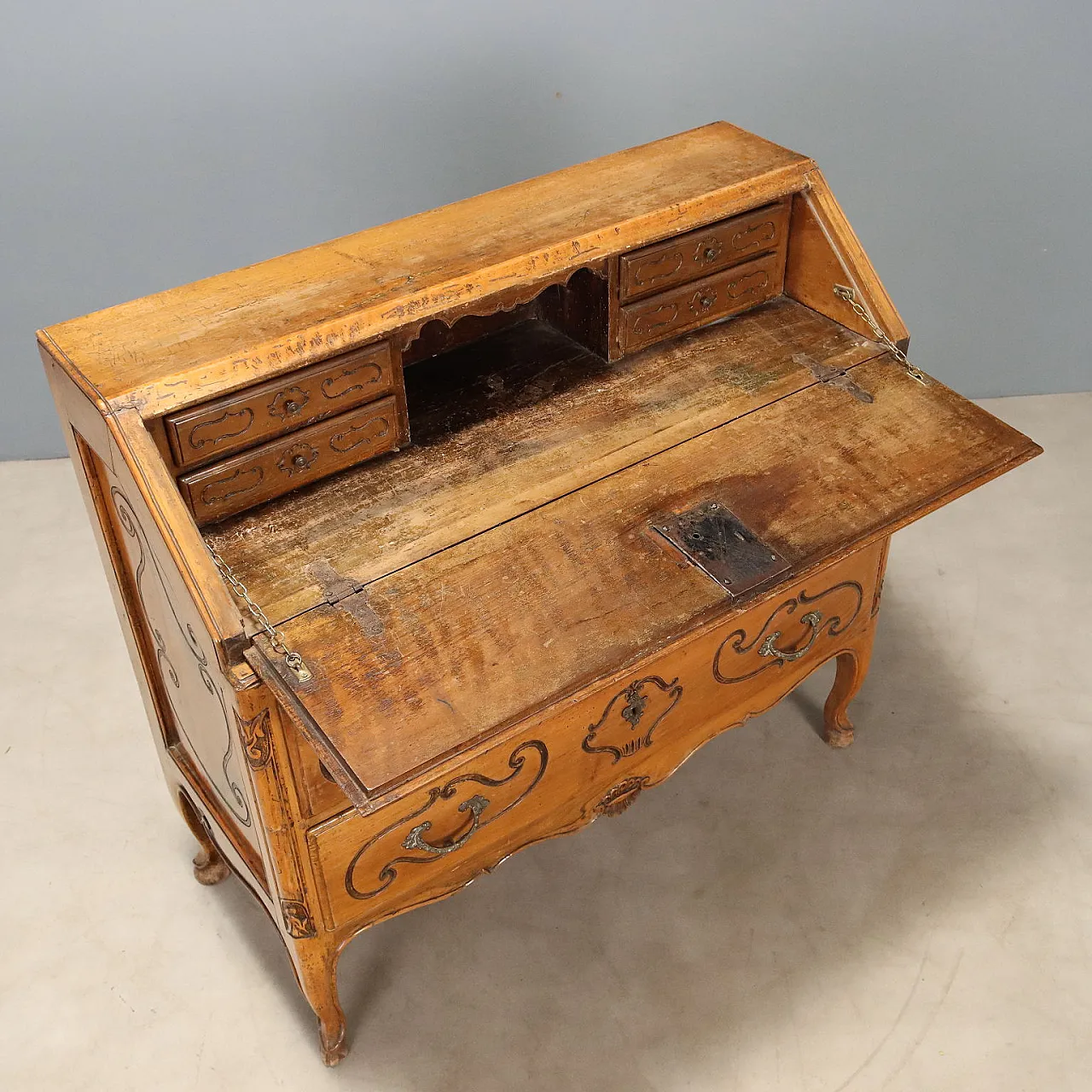 Walnut drop-leaf cabinet, 18th century 8