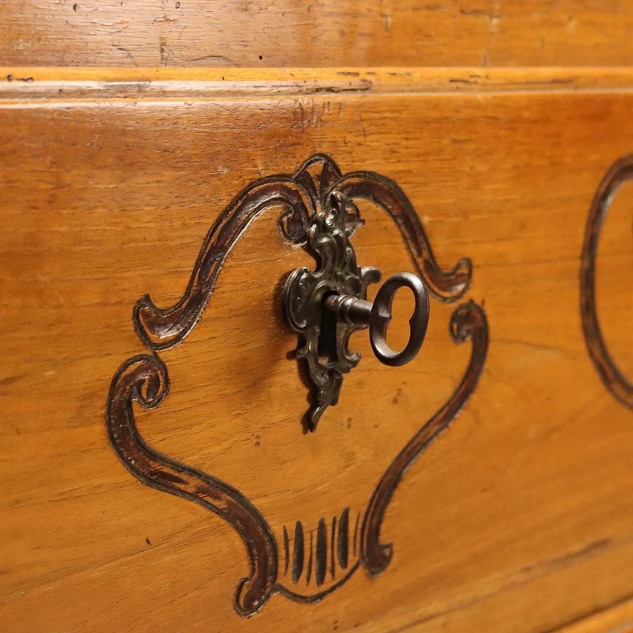 Walnut drop-leaf cabinet, 18th century 10