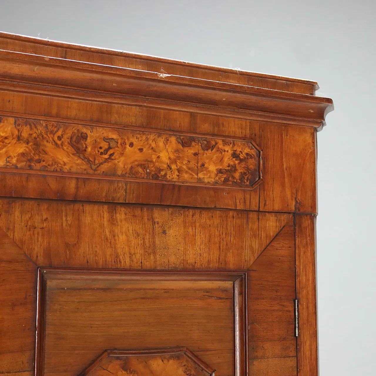 Umbertino wardrobe in walnut and walnut root, 19th century 3