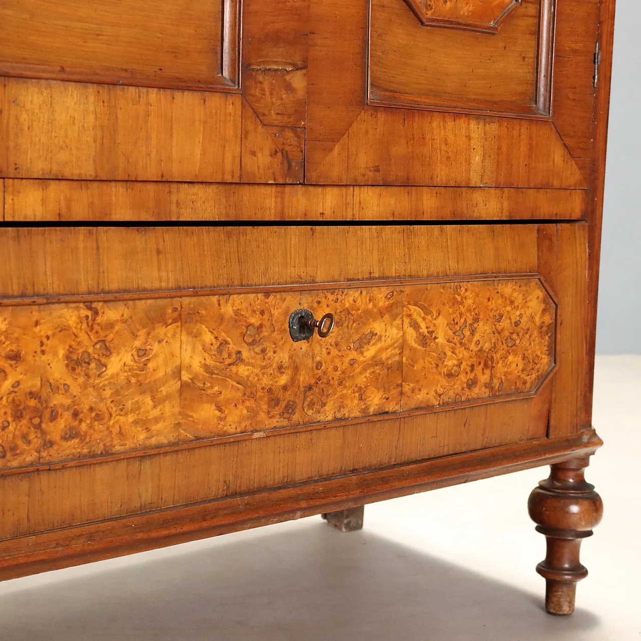 Umbertino wardrobe in walnut and walnut root, 19th century 6