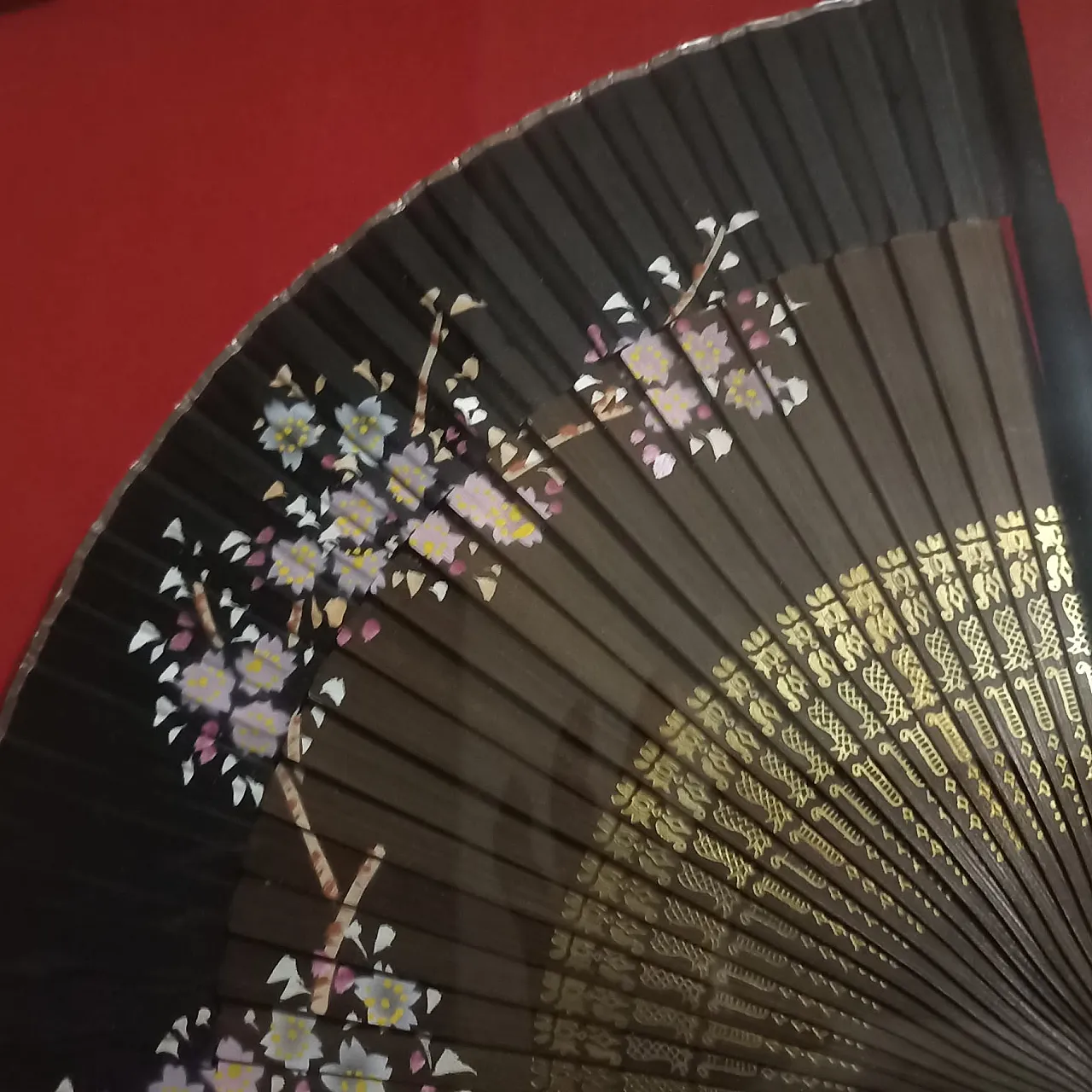 Japanese fan in a gilded wood and glass case, 1930s 2