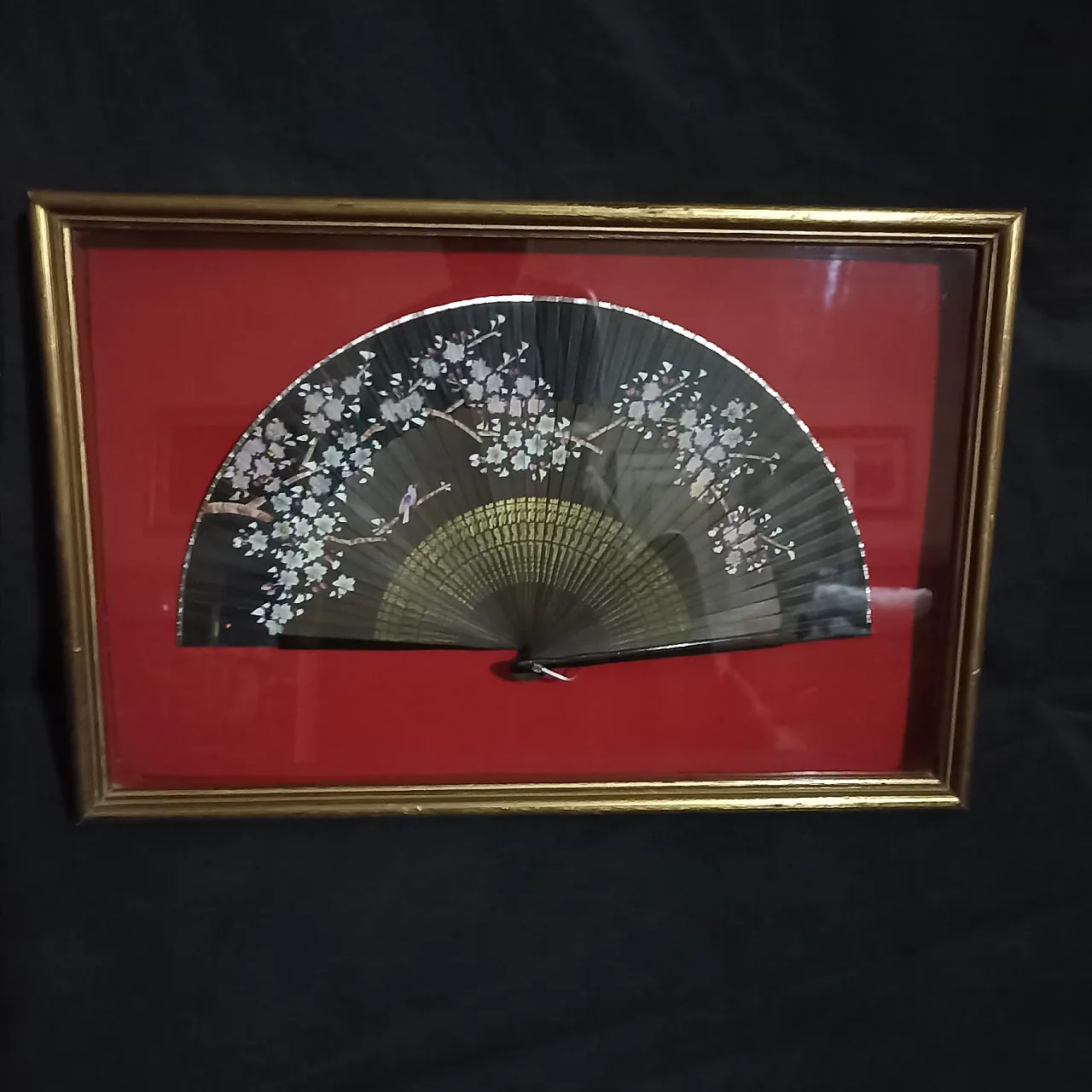 Japanese fan in a gilded wood and glass case, 1930s 3