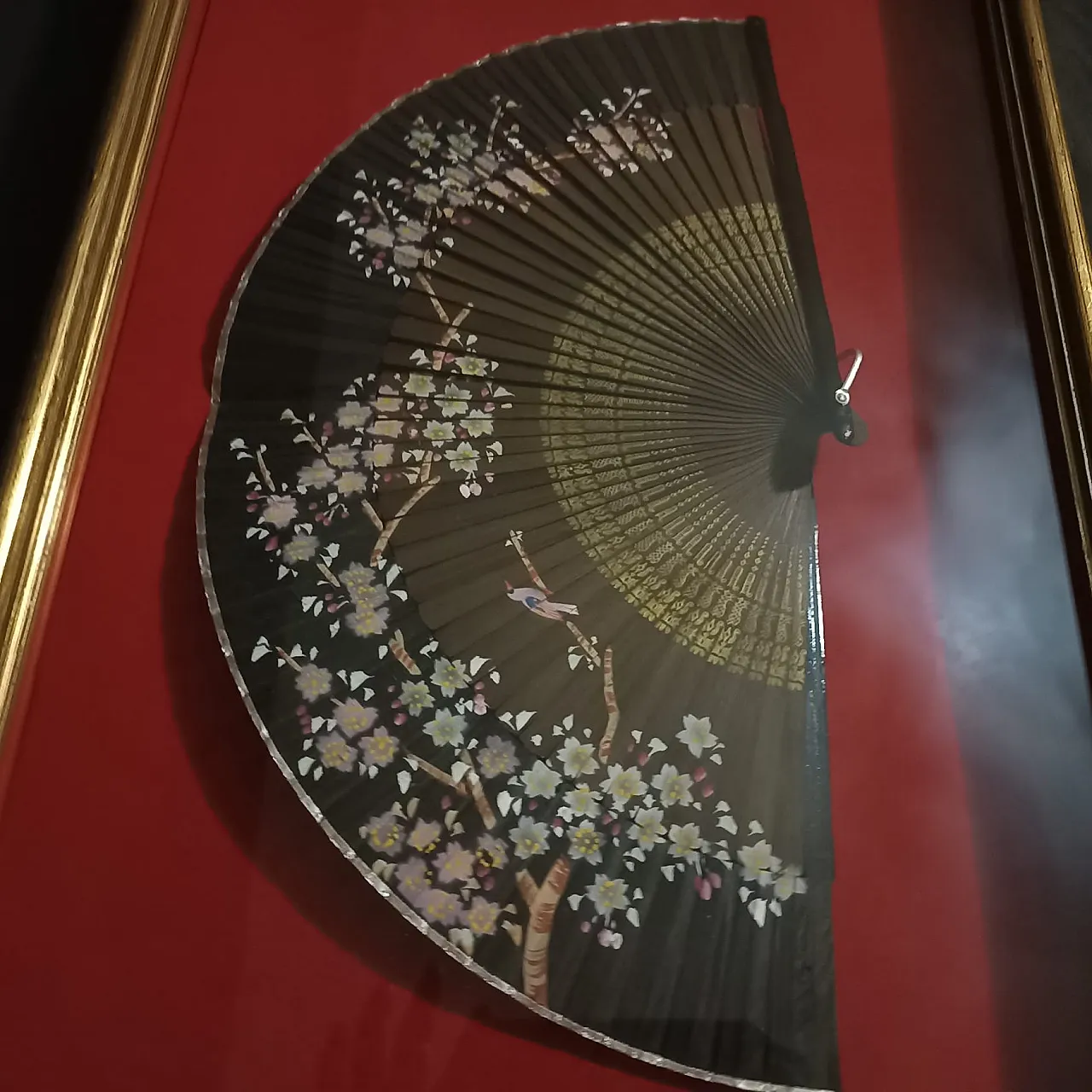 Japanese fan in a gilded wood and glass case, 1930s 4