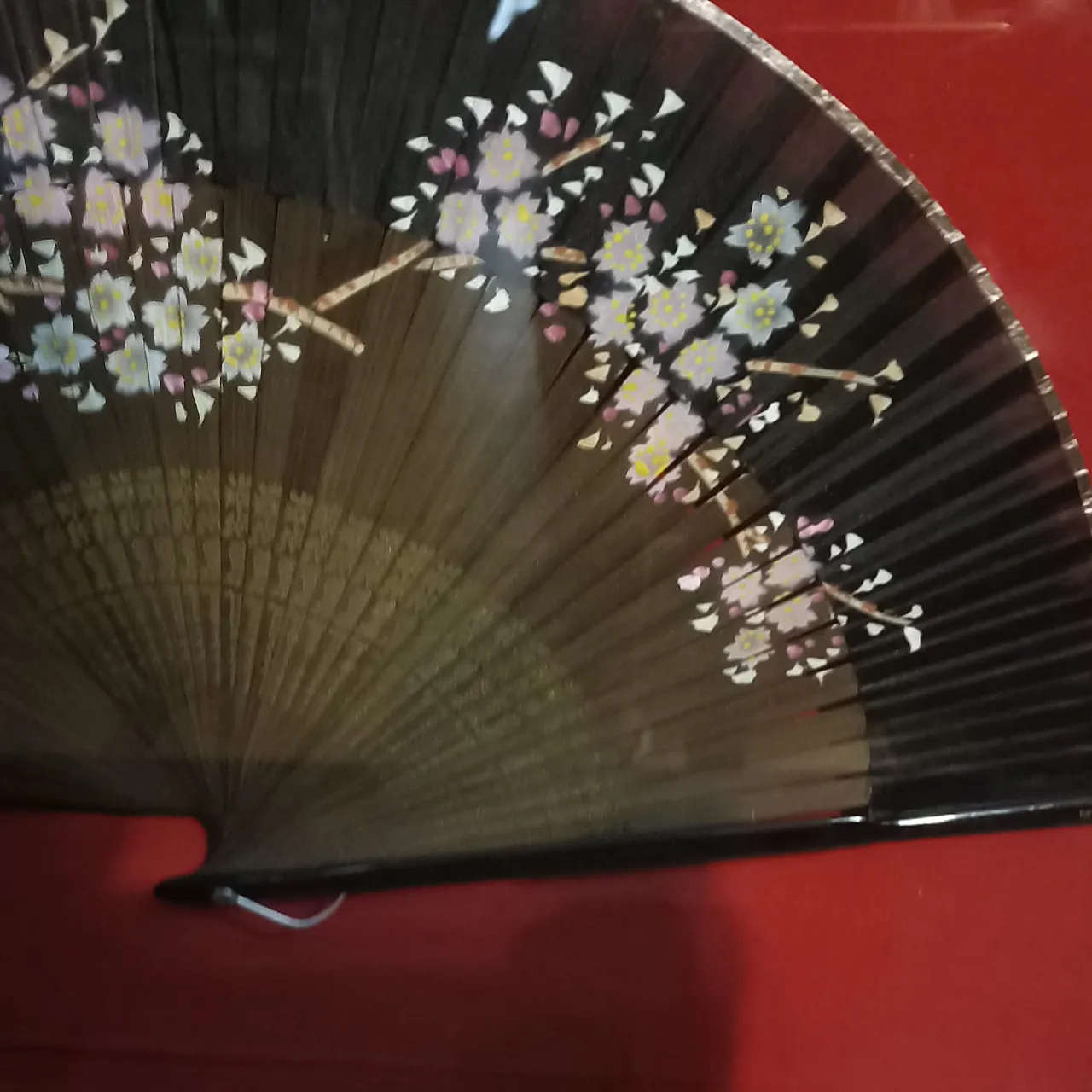 Japanese fan in a gilded wood and glass case, 1930s 6