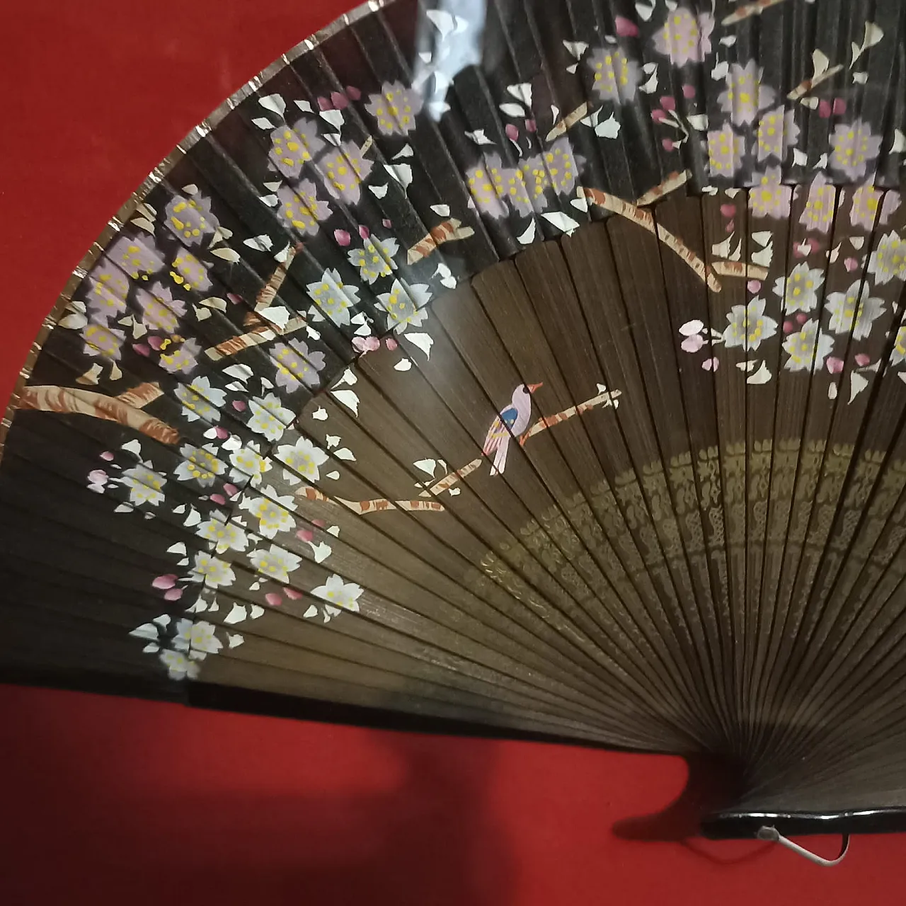 Japanese fan in a gilded wood and glass case, 1930s 8